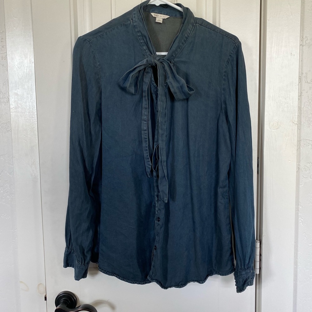 Chambray blouse with neck tie